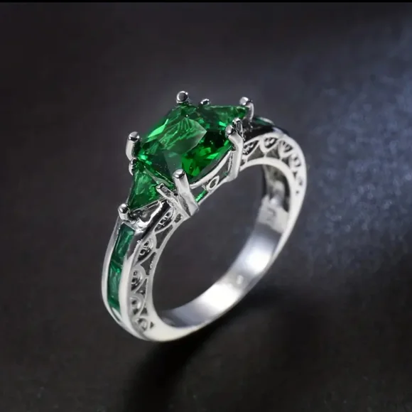 New beautiful green women's ring - Picture 2 of 3